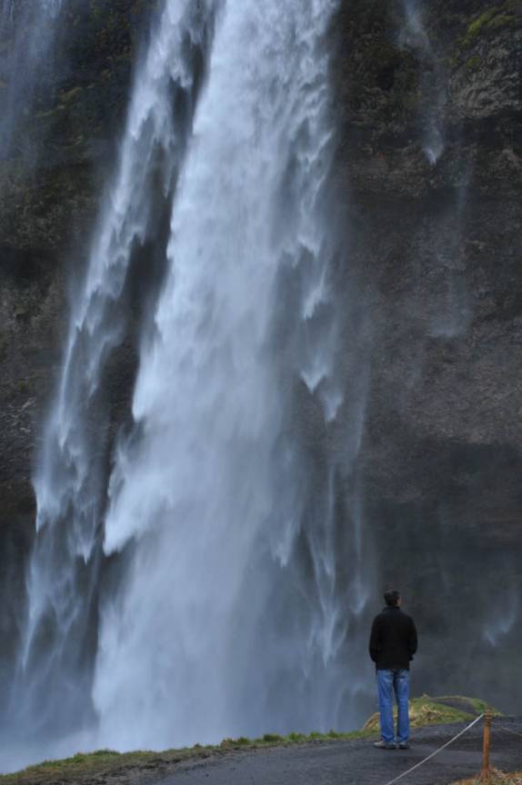 Admirando a cachoeira de Seljalandsfoss, no sul da IsLândia